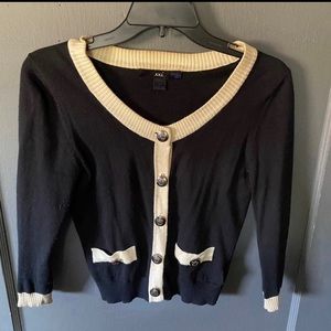 F21 Black knit cardigan w white contrast trim, faux front pocket and but…